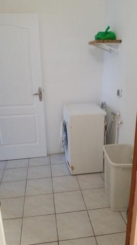 a bathroom with a toilet and a sink at Appartement confortable avec terrasse à Petit-Canal - 50 m² in Petit-Canal
