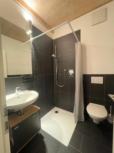 a bathroom with a sink and a toilet and a shower at Modernes und schönes Apartment VS in Villingen-Schwenningen