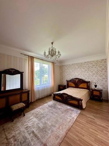 ein Schlafzimmer mit einem Bett, einem Spiegel und einem Kronleuchter in der Unterkunft fourth line in Riga