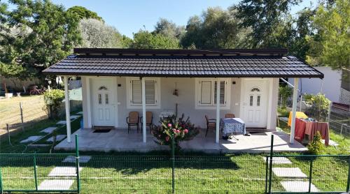 a small white house with a table and chairs at Villa Gersi in Divjakë