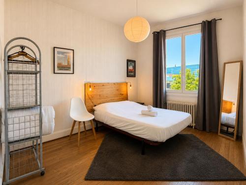 a bedroom with a bed and a window at " Le Grand Biarritz " Jardin - Parking - WIFI in Toulouse