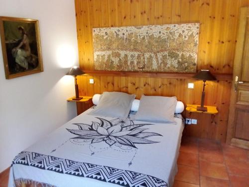a bedroom with a bed with a flower painted on it at Chambres d'hôtes 05 Crévoux in Crévoux