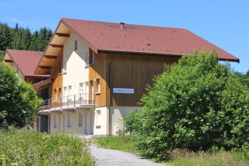 a large building with a red roof at Appartement accueillant à Xonrupt-Longemer 70 m² avec jardin privatif in Xonrupt-Longemer