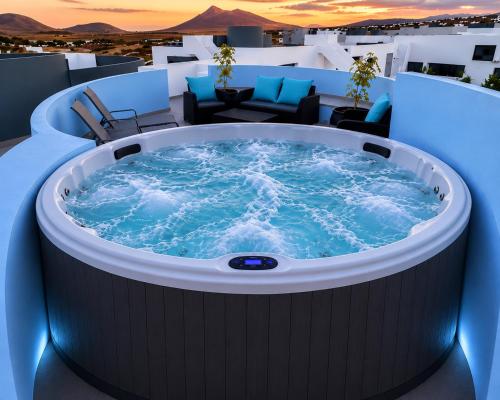 a hot tub on the roof of a building at Ático de Lujo con Jacuzzi Privado en Azotea Vistas in La Oliva