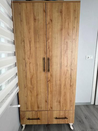 a wooden cabinet in the corner of a room at Hamsiköy Doruk Apart in Macka