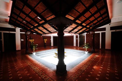 a dance floor in a building with a ceiling at Apoorva River Resort in Māvingundi