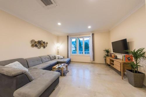 Spacious Villa with Private Pool in Dubrovnik