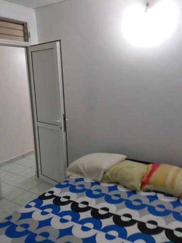 a bedroom with a bed with a blue and white rug at Maison accueillante aux Mangles avec jardin clôturé in Les Mangles
