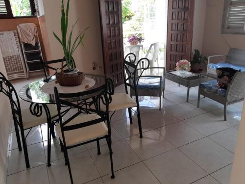 a dining room with a table and chairs at Appartement charmant à Sainte-Marie avec terrasse de 88 m² in Sainte-Marie