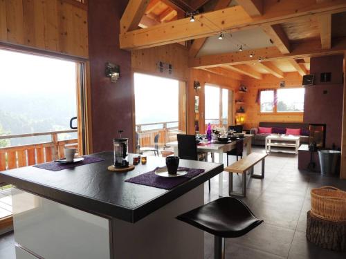 Chalet charmant aux Gets avec vue sur montagne et cheminée