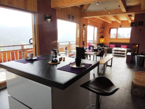 Chalet charmant aux Gets avec vue sur montagne et cheminée