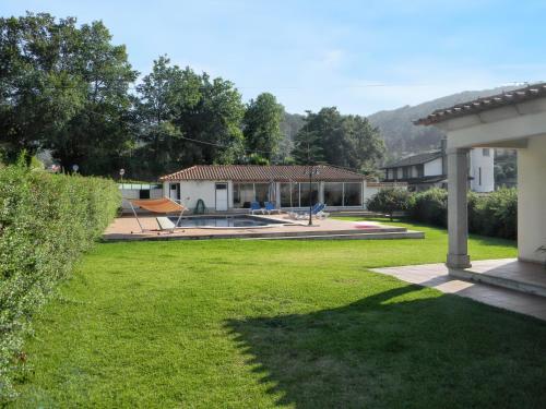 a view of a yard with a house at Welcoming villa in Santa Leocádia, private pool 475 m² in Feijoal