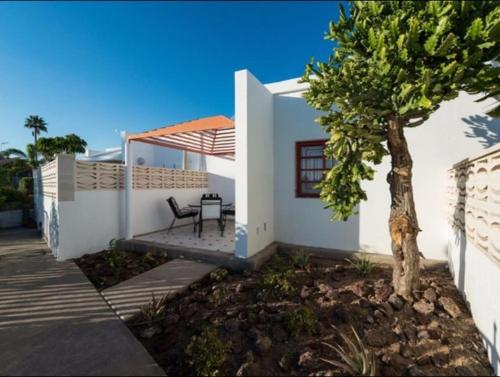 Charming Bungalow in Maspalomas with Shared Pool