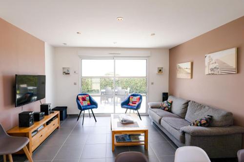 a living room with a couch and two chairs at Villa Yana Bretagne Piscine Intérieure partagée et Spa Privatif 100m de la Plage in Sibiril
