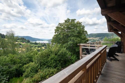 Les Brumes du Lac Brand-New Luxury Chalet with Games Room