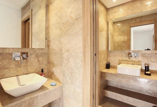a bathroom with a sink and a mirror at La Brise De Gammarth in Gammarth