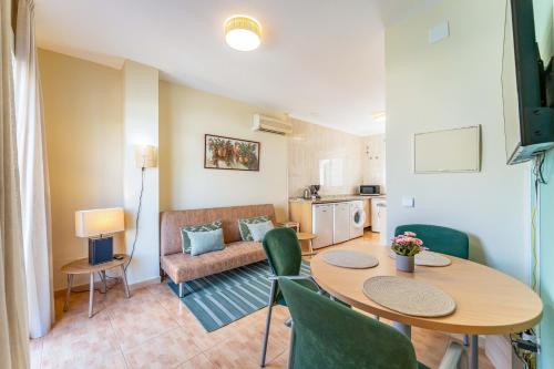 Los Boliches Rooftop Retreat • 1BR Sleeps 3 - Pass the Keys