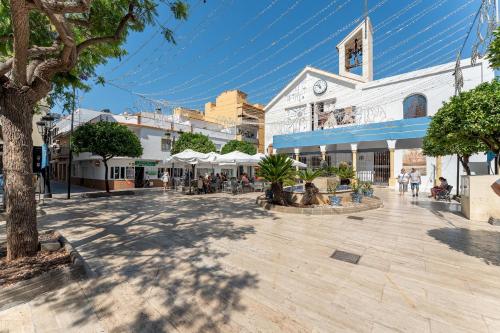 Los Boliches Rooftop Retreat • 1BR Sleeps 3 - Pass the Keys