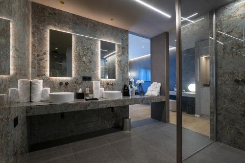 a bathroom with two sinks and a shower at Continental Golf Resort in Verbania