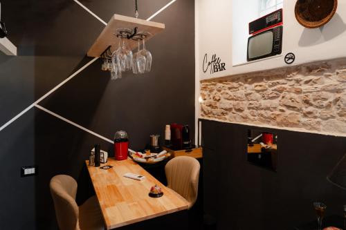 a dining room with a wooden table and chairs at Mariposa cinema in Grumo Appula