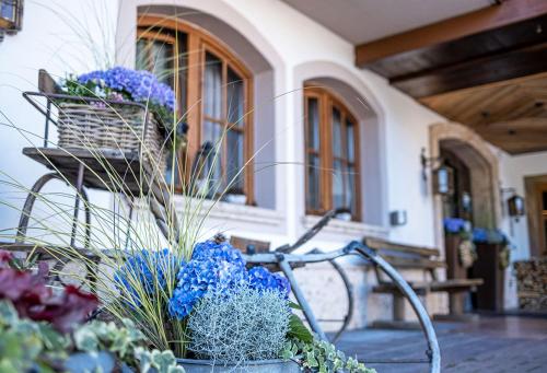 a bike parked in front of a house with flowers at Das Thiers in Thiersee