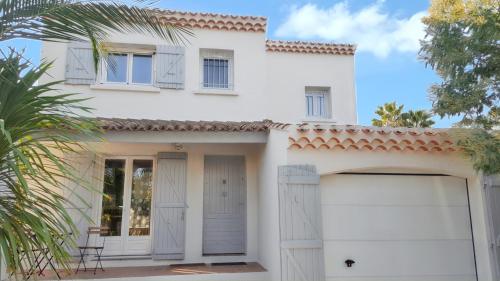 Villa spacieuse à Agde avec piscine et jardin.