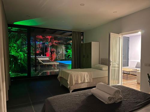 ein Hotelzimmer mit zwei Betten und einem Pool in der Unterkunft Kiriş Garden Hotel in Kemer