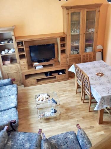 a living room with a table and a tv at Comfortable Apartment in Astorga + Terrace in Astorga