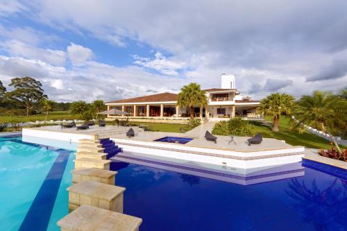 una imagen de una casa con piscina en Casa Caballero Hotel Boutique, en Salento