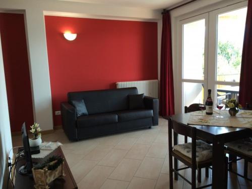 a living room with a black couch and a table at Cozy apartment with lake view in Vercana