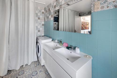 a bathroom with a sink and a washing machine at Gite grande capacité en Puisaye in Breteau