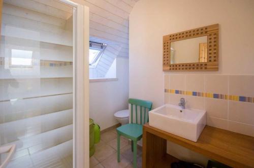a bathroom with a sink and a mirror at L'écurie in Cohiniac