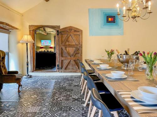 a dining room with a long table and chairs at Cokaynes -Rxx9 in Stanton in Peak