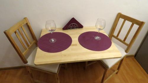 プラハにあるCozy apartment Palmovkaの木製テーブル(ワイン2杯付)