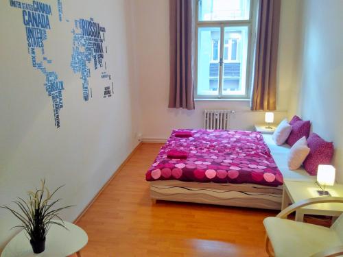 プラハにあるCozy apartment Palmovkaのベッドルーム1室(ベッド1台、テーブル、窓付)