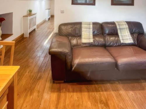 a brown leather couch sitting in a living room at Stewards Granary - Uk48306 in Berwick-Upon-Tweed