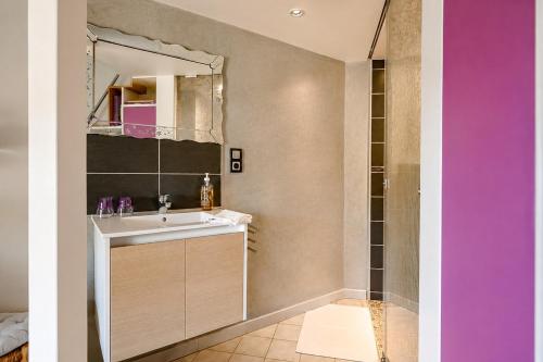 a bathroom with a sink and a mirror at Cap Anguilla, chambre d'hôtes in Carnoux
