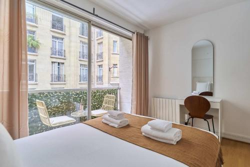 Suite for 4- Arc de Triomphe Faubourg Saint-Honoré