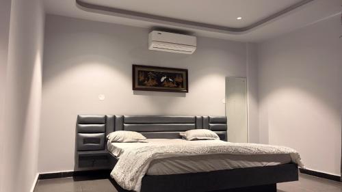 a bedroom with a bed in a room at Riva Retreat in Hakīmpet