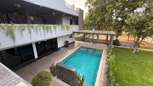 an aerial view of a house with a swimming pool at Riva Retreat in Hakīmpet