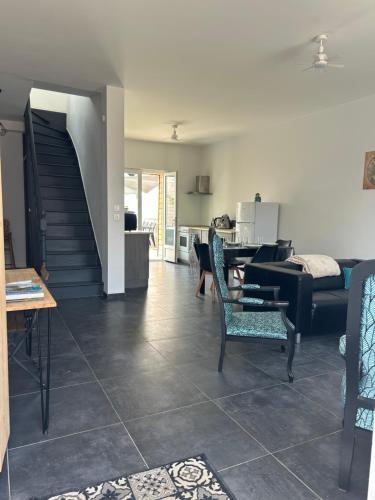 a living room with a couch and a table at Maison tout confort in Corbie