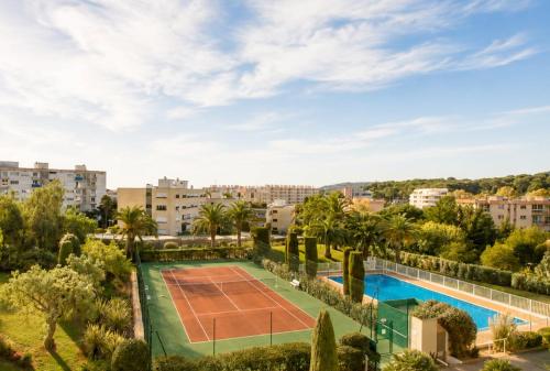 Apartment with private garden, swimming pool, and tennis court