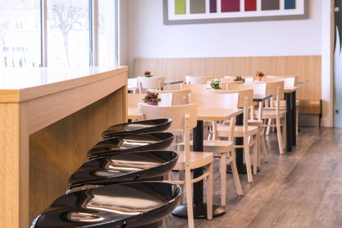 Un restaurante o sitio para comer en B&B HOTEL La Rochelle Centre