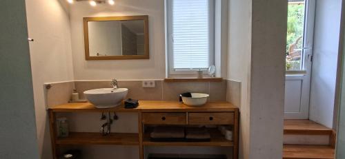 ein Badezimmer mit Waschbecken und Spiegel in der Unterkunft Downstairs6b WIEDERERÖFFNUNG IM JULI ! in Dipperz