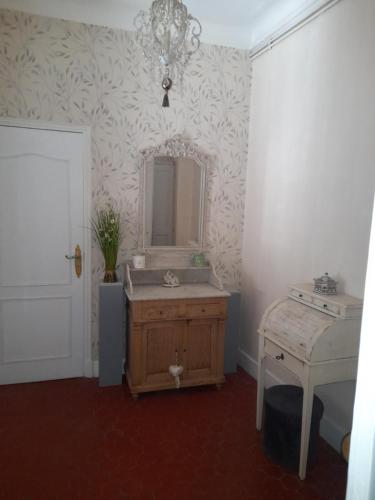 a bathroom with a sink and a mirror at Chambre Palais des Papes Avignon in Avignon