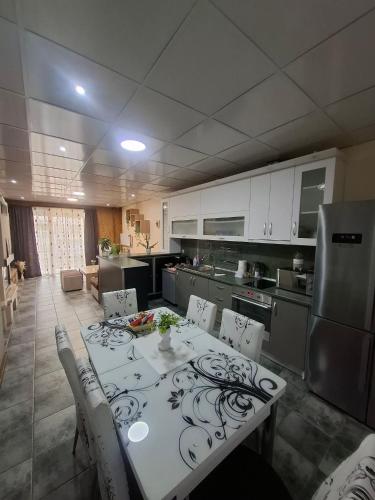 a kitchen with a table and chairs in a room at Kombfapartment in Berkovitsa