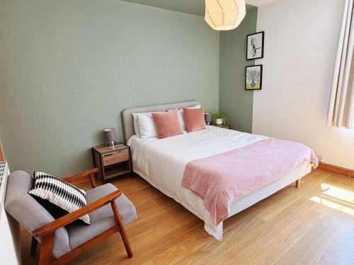 a bedroom with a bed and a chair at Lovely 3 beds house 6 guests King beds in Sheffield