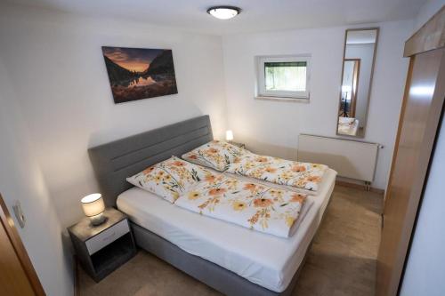 a small bedroom with a bed in a room at Ferienhaus Pöhlablick in Pöhla