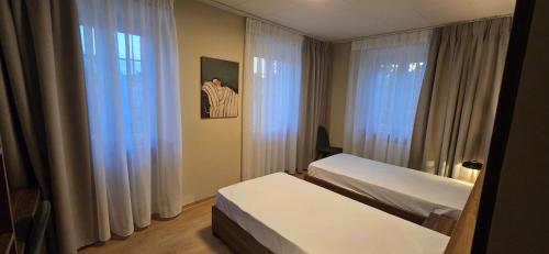 a hotel room with two beds and a window at Drei Schweizer Hotel in Neuwied