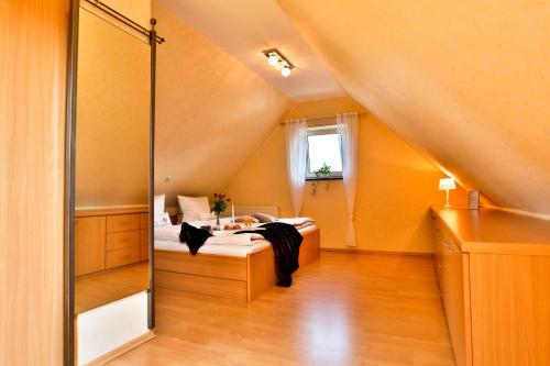 ein Schlafzimmer mit einem Bett und einem großen Spiegel in der Unterkunft Ferienhaus Kottmann in Bremerhaven